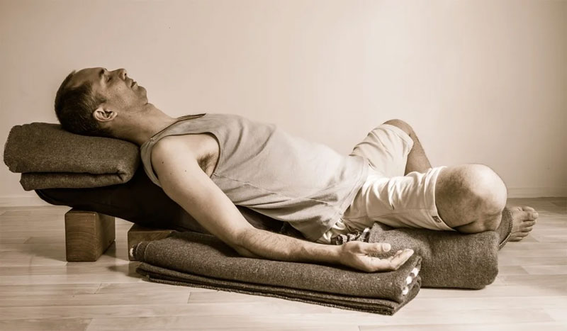 Restorative yoga یوگای ترمیمی 21 سبک یوگا Yoga چینود chinod